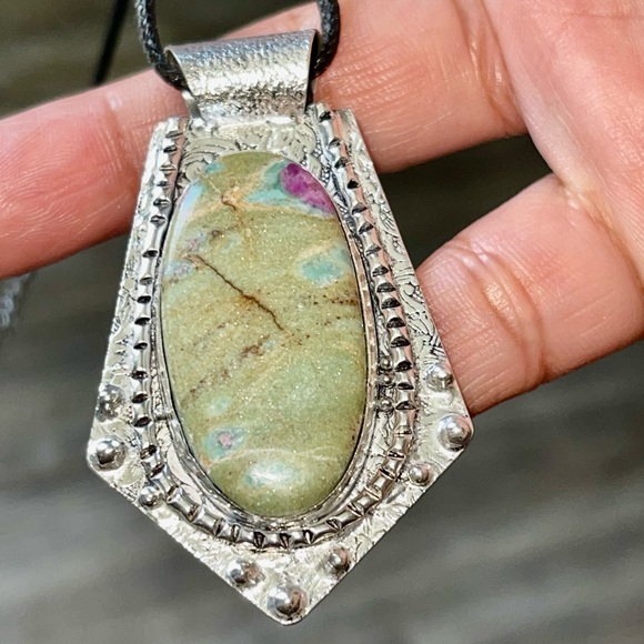 Ruby Fuschite 2 1/2” - Picture 4 of 9